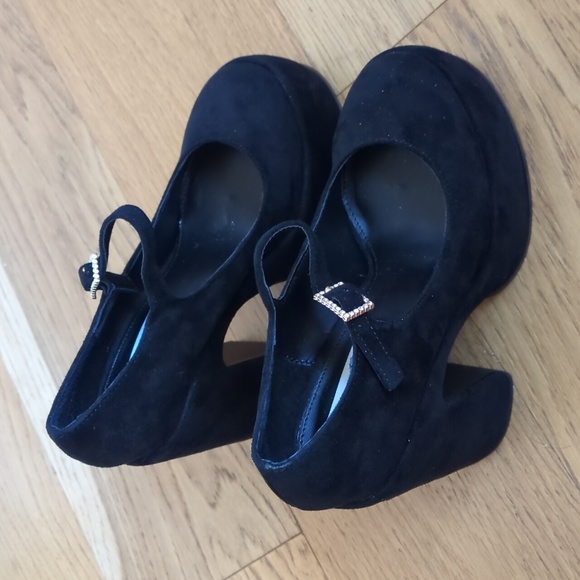 ELYSSA BLACK - Steve Madden Platforms - Picture 7 of 8